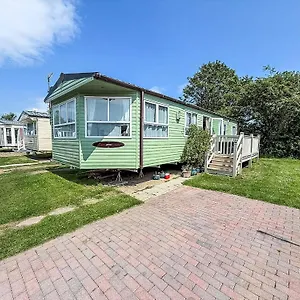 lovely-caravan-for-hire-with-decking-at-skipsea-sands.yorkshirehotels.net/